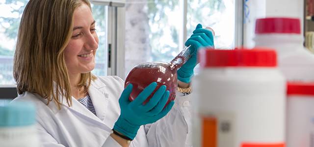 img-grado-farmacia Imagen de alumna en Laboratorio de la Facultad de Farmacia de la Universidad de Navarra
