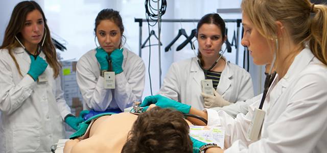 img-grado-medicina Imagen de alumnos en el Centro de Simulación de la Facultad de Medicina de la Universidad de Navarra