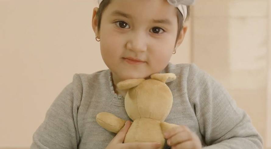 Niños contra el Cáncer. Ayudamos a familias. Clínica Universidad de Navarra Imagen de una niña tratada de su cáncer gracias al programa social Niños contra el Cáncer de la Clínica Universidad de Navarra.