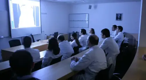 Imagen de una sesión clínica docente de los médicos de la Clínica Universidad de Navarra.