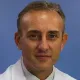 La imagen muestra al Dr. Enrique Andreu Oltra, especialista en terapia celular de la Clínica Universidad de Navarra, con amplia experiencia en el campo.La Clínica Universidad de Navarra es un centro de referencia en investigación y aplicación de terapias innovadoras, y el Dr. Andreu es uno de los expertos del área de terapia celular en esta institución.Con una sólida formación en medicina regenerativa, el Dr. Andreu ha liderado investigaciones y aplicaciones clínicas de terapia celular para tratar diversas afecciones. Su trayectoria profesional ha sido reconocida tanto a nivel nacional como internacional, y su experiencia es altamente valorada en la comunidad médica.