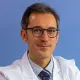 La imagen muestra al Dr. Jorge Arredondo Chaves, especialista en Cirugía General de la Clínica Universidad de Navarra. El Dr. Arredondo es un cirujano altamente capacitado y experimentado en el diagnóstico y tratamiento quirúrgico de enfermedades, así como en la realización de cirugías de alta complejidad.Su enfoque en la atención personalizada y en el uso de técnicas quirúrgicas avanzadas lo hacen destacar en el campo de la cirugía general. Además, cuenta con una amplia trayectoria académica y ha publicado numerosos artículos científicos en revistas especializadas, lo que refleja su compromiso con la investigación y la innovación en el campo de la cirugía.En la Clínica Universidad de Navarra, contamos con un equipo de especialistas en cirugía general y tecnología de última generación para ofrecer una amplia variedad de opciones de tratamiento a nuestros pacientes. Nos comprometemos a proporcionar el más alto nivel de cuidado y servicio a aquellos que confían en nosotros para el manejo de su salud quirúrgica.Para obtener más información sobre nuestros servicios en cirugía general, no dude en ponerse en contacto con nosotros.
