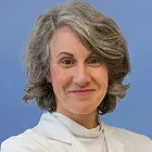 La imagen muestra a la Dra. María José Goikoetxea Lapresa, una destacada especialista en Alergología en la Clínica Universidad de Navarra. La Dra. Goikoetxea es una profesional altamente capacitada en el diagnóstico y tratamiento de alergias e intolerancias alimentarias, brindando soluciones personalizadas y efectivas a sus pacientes.En la Clínica Universidad de Navarra, contamos con un equipo de especialistas de renombre mundial y tecnología de última generación para ofrecer atención médica excepcional a nuestros pacientes. Nos comprometemos a brindar el más alto nivel de cuidado y servicio a aquellos que confían en nosotros para el manejo de su salud.Si desea obtener más información sobre nuestros servicios de Alergología, no dude en ponerse en contacto con nosotros.
