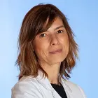 La imagen muestra a la Dra. Teresa Íscar Galán, una destacada especialista en Anatomía Patológica en la Clínica Universidad de Navarra. La Dra. Íscar cuenta con una amplia experiencia en el diagnóstico de enfermedades a través del examen de muestras de tejido.En la Clínica Universidad de Navarra, contamos con un equipo de patólogos altamente capacitados y tecnología avanzada para brindar diagnósticos precisos y oportunos a nuestros pacientes. Nos enfocamos en proporcionar un servicio personalizado y de alta calidad a aquellos que confían en nosotros para el manejo de su salud.Si necesita más información sobre nuestros servicios de Anatomía Patológica, no dude en ponerse en contacto con nosotros.