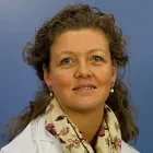 La imagen muestra a la Dra. Chantal Kadri Otten, una destacada especialista en Anestesiología en la Clínica Universidad de Navarra. La Dra. Kadri cuenta con una amplia experiencia en la administración de anestesia y en el control del dolor perioperatorio en pacientes de todas las edades y patologías.En la Clínica Universidad de Navarra, contamos con un equipo de anestesiólogos altamente capacitados y tecnología avanzada para garantizar la seguridad y el bienestar de nuestros pacientes durante todo el proceso quirúrgico. Nos enfocamos en proporcionar un servicio personalizado y de alta calidad a aquellos que confían en nosotros para el manejo de su salud.Si necesita más información sobre nuestros servicios de Anestesiología, no dude en ponerse en contacto con nosotros.