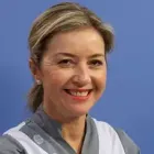 La imagen muestra a Isabel Moneo, enfermera del Área de Dolor en la Clínica Universidad de Navarra. Isabel Moneo cuenta con una amplia experiencia en el control del dolor perioperatorio en pacientes de todas las edades y patologías.En la Clínica Universidad de Navarra, contamos con un equipo de anestesiólogos altamente capacitados y tecnología avanzada para garantizar la seguridad y el bienestar de nuestros pacientes durante todo el proceso quirúrgico. Nos enfocamos en proporcionar un servicio personalizado y de alta calidad a aquellos que confían en nosotros para el manejo de su salud.Si necesita más información sobre nuestros servicios de Anestesiología, no dude en ponerse en contacto con nosotros.