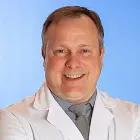 La imagen muestra al Dr. Carlos Pastor Idoate, especialista en Cirugía General de la Clínica Universidad de Navarra. El Dr. Pastor es un cirujano altamente capacitado y experimentado en el diagnóstico y tratamiento quirúrgico de enfermedades, así como en la realización de cirugías de alta complejidad.Su enfoque en la atención personalizada y en el uso de técnicas quirúrgicas avanzadas lo hacen destacar en el campo de la cirugía general. Además, cuenta con una amplia trayectoria académica y ha publicado numerosos artículos científicos en revistas especializadas, lo que refleja su compromiso con la investigación y la innovación en el campo de la cirugía.En la Clínica Universidad de Navarra, contamos con un equipo de especialistas en cirugía general y tecnología de última generación para ofrecer una amplia variedad de opciones de tratamiento a nuestros pacientes. Nos comprometemos a proporcionar el más alto nivel de cuidado y servicio a aquellos que confían en nosotros para el manejo de su salud quirúrgica.Para obtener más información sobre nuestros servicios en cirugía general, no dude en ponerse en contacto con nosotros.