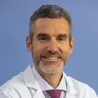 La imagen muestra al Dr. Víctor Valenti Azcárate, destacado especialista en Cirugía General en la Clínica Universidad de Navarra. El Dr. Valenti Azcárate es un cirujano altamente capacitado y experimentado en el diagnóstico y tratamiento quirúrgico de la cirugía de la obesidad, ofreciendo soluciones personalizadas y eficaces a sus pacientes.Su experiencia en cirugía laparoscópica y robótica lo hacen destacar en el campo de la cirugía general, realizando intervenciones quirúrgicas de alta complejidad con técnicas mínimamente invasivas. Además, ha participado en numerosos estudios de investigación en el campo de la cirugía oncológica, lo que demuestra su compromiso con la innovación y la mejora continua de la atención médica.En la Clínica Universidad de Navarra, contamos con un equipo de especialistas en cirugía general y tecnología de última generación para ofrecer una amplia variedad de opciones de tratamiento a nuestros pacientes. Estamos comprometidos en proporcionar el más alto nivel de cuidado y servicio a aquellos que confían en nosotros para el manejo de su salud quirúrgica.Para obtener más información sobre nuestros servicios en cirugía general, no dude en ponerse en contacto con nosotros.