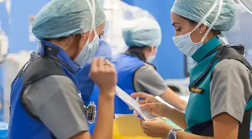 Imagen de enfermeras trabajando en la Sala de Hemodinámica. Clínica Universidad de Navarra