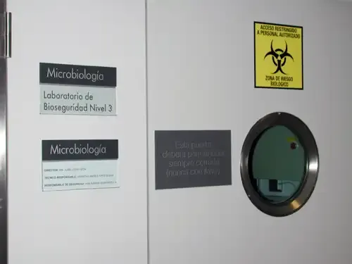 <p>Acceso al Laboratorio de Bioseguridad de nivel 3 del Servicio de Microbiolog&iacute;a de la Cl&iacute;nica Universidad de Navarra&nbsp;</p>