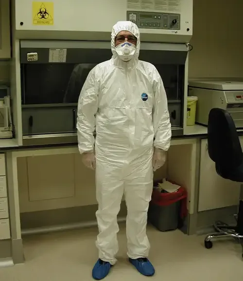 <p>Vestimenta necesaria para acceder con total seguridad al Laboratorio de Bioseguridad de nivel 3 del Servicio de Microbiolog&iacute;a de la Cl&iacute;nica Universidad de Navarra&nbsp;</p>