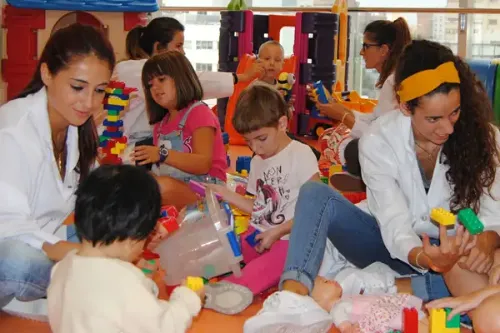 <p>Psicopedagogas atendiendo a niños con Síndrome de Dravet en la Clínica Universidad de Navarra</p>