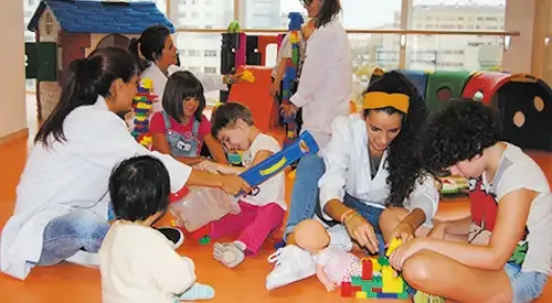 <p>Imagen de niños con las pedagogas en la Unidad de Dravet de la Clínica Universidad de Navarra</p>