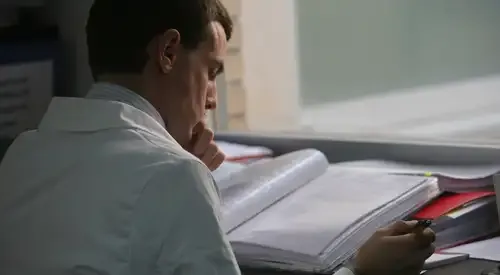 <p>Residente de Psiquiatr&iacute;a realizando un trabajo de investigaci&oacute;n&nbsp;</p>