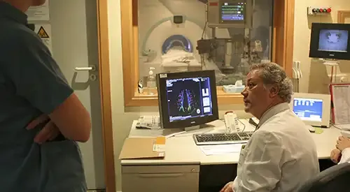 <p>Dr. Zubieta en la sala de exploraci&oacute;n neurorradiol&oacute;gica&nbsp;</p>