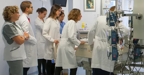 Imagen equipo de profesionales trabajando en la UCI de la Clínica Universidad de Navarra