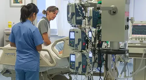 Imagen de Atención al paciente en la UCI. Clínica Universidad de Navarra