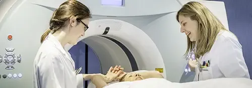 Imagen de 2 doctoras atendiendo a una paciente en el PET de la Clínica Universidad de Navarra.
