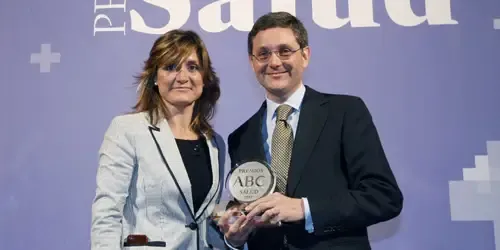 Imagen de la entrega del Premio ABC Salud al Esfuerzo en I+D+i otorgado a la Clínica Universidad de Navarra.