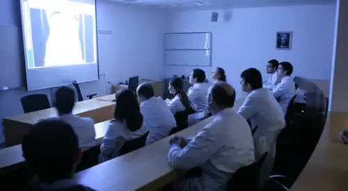 Imagen de una sesión clínica docente de los médicos de la Clínica Universidad de Navarra.