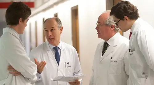 Imagen de médicos enseñando a los residentes de la Clínica Universidad de Navarra.