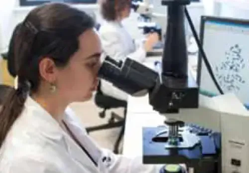 <p>Imagen de investigadoras trabajando en CIMA LAB Diagnostics</p>
