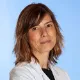 La imagen muestra a la Dra. Teresa Íscar Galán, una destacada especialista en Anatomía Patológica en la Clínica Universidad de Navarra. La Dra. Íscar cuenta con una amplia experiencia en el diagnóstico de enfermedades a través del examen de muestras de tejido.En la Clínica Universidad de Navarra, contamos con un equipo de patólogos altamente capacitados y tecnología avanzada para brindar diagnósticos precisos y oportunos a nuestros pacientes. Nos enfocamos en proporcionar un servicio personalizado y de alta calidad a aquellos que confían en nosotros para el manejo de su salud.Si necesita más información sobre nuestros servicios de Anatomía Patológica, no dude en ponerse en contacto con nosotros.