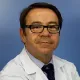 La imagen muestra al Dr. Alfredo Panadero Sánchez, un destacado especialista en Anestesiología en la Clínica Universidad de Navarra. El Dr. Panadero cuenta con una amplia experiencia en la administración de anestesia y en el control del dolor perioperatorio en pacientes de todas las edades y patologías.En la Clínica Universidad de Navarra, contamos con un equipo de anestesiólogos altamente capacitados y tecnología avanzada para garantizar la seguridad y el bienestar de nuestros pacientes durante todo el proceso quirúrgico. Nos enfocamos en proporcionar un servicio personalizado y de alta calidad a aquellos que confían en nosotros para el manejo de su salud.Si necesita más información sobre nuestros servicios de Anestesiología, no dude en ponerse en contacto con nosotros.