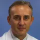 La imagen muestra al Dr. Enrique Andreu Oltra, especialista en terapia celular de la Clínica Universidad de Navarra, con amplia experiencia en el campo.La Clínica Universidad de Navarra es un centro de referencia en investigación y aplicación de terapias innovadoras, y el Dr. Andreu es uno de los expertos del área de terapia celular en esta institución.Con una sólida formación en medicina regenerativa, el Dr. Andreu ha liderado investigaciones y aplicaciones clínicas de terapia celular para tratar diversas afecciones. Su trayectoria profesional ha sido reconocida tanto a nivel nacional como internacional, y su experiencia es altamente valorada en la comunidad médica.