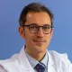 La imagen muestra al Dr. Jorge Arredondo Chaves, especialista en Cirugía General de la Clínica Universidad de Navarra. El Dr. Arredondo es un cirujano altamente capacitado y experimentado en el diagnóstico y tratamiento quirúrgico de enfermedades, así como en la realización de cirugías de alta complejidad.Su enfoque en la atención personalizada y en el uso de técnicas quirúrgicas avanzadas lo hacen destacar en el campo de la cirugía general. Además, cuenta con una amplia trayectoria académica y ha publicado numerosos artículos científicos en revistas especializadas, lo que refleja su compromiso con la investigación y la innovación en el campo de la cirugía.En la Clínica Universidad de Navarra, contamos con un equipo de especialistas en cirugía general y tecnología de última generación para ofrecer una amplia variedad de opciones de tratamiento a nuestros pacientes. Nos comprometemos a proporcionar el más alto nivel de cuidado y servicio a aquellos que confían en nosotros para el manejo de su salud quirúrgica.Para obtener más información sobre nuestros servicios en cirugía general, no dude en ponerse en contacto con nosotros.