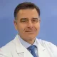 La imagen muestra al Dr. Jorge Baixauli Fons, especialista en Cirugía General de la Clínica Universidad de Navarra. El Dr. Baixauli es un cirujano altamente capacitado y experimentado en el diagnóstico y tratamiento quirúrgico de enfermedades, así como en la realización de cirugías de alta complejidad.Su enfoque en la atención personalizada y en el uso de técnicas quirúrgicas avanzadas lo hacen destacar en el campo de la cirugía general. Además, cuenta con una amplia trayectoria académica y ha publicado numerosos artículos científicos en revistas especializadas, lo que refleja su compromiso con la investigación y la innovación en el campo de la cirugía.En la Clínica Universidad de Navarra, contamos con un equipo de especialistas en cirugía general y tecnología de última generación para ofrecer una amplia variedad de opciones de tratamiento a nuestros pacientes. Nos comprometemos a proporcionar el más alto nivel de cuidado y servicio a aquellos que confían en nosotros para el manejo de su salud quirúrgica.Para obtener más información sobre nuestros servicios en cirugía general, no dude en ponerse en contacto con nosotros.