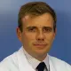 La imagen muestra al Dr. Fernando Martínez Regueira, destacado especialista en Cirugía General en la Clínica Universidad de Navarra. El Dr. Martínez Regueira es un cirujano altamente capacitado y experimentado en el diagnóstico y tratamiento quirúrgico de enfermedades, ofreciendo soluciones personalizadas y eficaces a sus pacientes.Su experiencia en la cirugía laparoscópica y robótica lo hacen destacar en el campo de la cirugía general, realizando intervenciones quirúrgicas de alta complejidad con técnicas mínimamente invasivas. Además, ha participado en numerosos estudios de investigación en el campo de la cirugía oncológica, lo que demuestra su compromiso con la innovación y la mejora continua de la atención médica.En la Clínica Universidad de Navarra, contamos con un equipo de especialistas en cirugía general y tecnología de última generación para ofrecer una amplia variedad de opciones de tratamiento a nuestros pacientes. Estamos comprometidos en proporcionar el más alto nivel de cuidado y servicio a aquellos que confían en nosotros para el manejo de su salud quirúrgica.Para obtener más información sobre nuestros servicios en cirugía general, no dude en ponerse en contacto con nosotros.