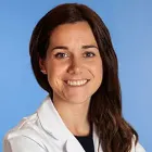 La imagen muestra a la Dra. Laura Argiz Álvarez, una especialista altamente capacitada en Alergología en la Clínica Universidad de Navarra. La Dra. Argiz cuenta con una amplia experiencia en el diagnóstico y tratamiento de alergias e intolerancias, ofreciendo soluciones personalizadas y efectivas a sus pacientes.En la Clínica Universidad de Navarra, nos comprometemos a brindar el más alto nivel de atención médica, con un enfoque en la excelencia y la personalización del servicio. Contamos con un equipo de especialistas de renombre mundial y tecnología avanzada para garantizar la mejor calidad de atención a nuestros pacientes.Si desea obtener más información sobre nuestros servicios de Alergología, no dude en ponerse en contacto con nosotros.