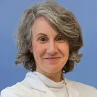 La imagen muestra a la Dra. María José Goikoetxea Lapresa, una destacada especialista en Alergología en la Clínica Universidad de Navarra. La Dra. Goikoetxea es una profesional altamente capacitada en el diagnóstico y tratamiento de alergias e intolerancias alimentarias, brindando soluciones personalizadas y efectivas a sus pacientes.En la Clínica Universidad de Navarra, contamos con un equipo de especialistas de renombre mundial y tecnología de última generación para ofrecer atención médica excepcional a nuestros pacientes. Nos comprometemos a brindar el más alto nivel de cuidado y servicio a aquellos que confían en nosotros para el manejo de su salud.Si desea obtener más información sobre nuestros servicios de Alergología, no dude en ponerse en contacto con nosotros.