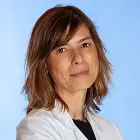 La imagen muestra a la Dra. Teresa Íscar Galán, una destacada especialista en Anatomía Patológica en la Clínica Universidad de Navarra. La Dra. Íscar cuenta con una amplia experiencia en el diagnóstico de enfermedades a través del examen de muestras de tejido.En la Clínica Universidad de Navarra, contamos con un equipo de patólogos altamente capacitados y tecnología avanzada para brindar diagnósticos precisos y oportunos a nuestros pacientes. Nos enfocamos en proporcionar un servicio personalizado y de alta calidad a aquellos que confían en nosotros para el manejo de su salud.Si necesita más información sobre nuestros servicios de Anatomía Patológica, no dude en ponerse en contacto con nosotros.