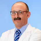 La imagen muestra al Dr. Agustín Martínez Escribano, un destacado especialista en Anestesiología en la Clínica Universidad de Navarra. El Dr. Martínez cuenta con una amplia experiencia en la administración de anestesia y en el control del dolor perioperatorio en pacientes de todas las edades y patologías.En la Clínica Universidad de Navarra, contamos con un equipo de anestesiólogos altamente capacitados y tecnología avanzada para garantizar la seguridad y el bienestar de nuestros pacientes durante todo el proceso quirúrgico. Nos enfocamos en proporcionar un servicio personalizado y de alta calidad a aquellos que confían en nosotros para el manejo de su salud.Si necesita más información sobre nuestros servicios de Anestesiología, no dude en ponerse en contacto con nosotros.