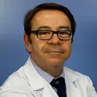 La imagen muestra al Dr. Alfredo Panadero Sánchez, un destacado especialista en Anestesiología en la Clínica Universidad de Navarra. El Dr. Panadero cuenta con una amplia experiencia en la administración de anestesia y en el control del dolor perioperatorio en pacientes de todas las edades y patologías.En la Clínica Universidad de Navarra, contamos con un equipo de anestesiólogos altamente capacitados y tecnología avanzada para garantizar la seguridad y el bienestar de nuestros pacientes durante todo el proceso quirúrgico. Nos enfocamos en proporcionar un servicio personalizado y de alta calidad a aquellos que confían en nosotros para el manejo de su salud.Si necesita más información sobre nuestros servicios de Anestesiología, no dude en ponerse en contacto con nosotros.
