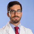 La imagen muestra al Dr. Guillermo Miguel Ruano, un destacado especialista en Anestesiología en la Clínica Universidad de Navarra. El Dr. Ruano cuenta con una amplia experiencia en el manejo del dolor perioperatorio y la administración de anestesia en pacientes de todas las edades y patologías.En la Clínica Universidad de Navarra, contamos con un equipo de anestesiólogos altamente capacitados y tecnología avanzada para garantizar la seguridad y el bienestar de nuestros pacientes durante todo el proceso quirúrgico. Nos enfocamos en proporcionar un servicio personalizado y de alta calidad a aquellos que confían en nosotros para el manejo de su salud.Si necesita más información sobre nuestros servicios de Anestesiología, no dude en ponerse en contacto con nosotros.