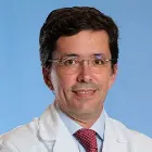 La imagen muestra al Dr. José Manuel Álvarez Avello, un destacado especialista en Anestesiología en la Clínica Universidad de Navarra. El Dr. Álvarez cuenta con una amplia experiencia en la administración de anestesia y en el control del dolor perioperatorio en pacientes de todas las edades y patologías.En la Clínica Universidad de Navarra, contamos con un equipo de anestesiólogos altamente capacitados y tecnología avanzada para garantizar la seguridad y el bienestar de nuestros pacientes durante todo el proceso quirúrgico. Nos enfocamos en proporcionar un servicio personalizado y de alta calidad a aquellos que confían en nosotros para el manejo de su salud.Si necesita más información sobre nuestros servicios de Anestesiología, no dude en ponerse en contacto con nosotros.