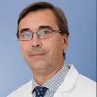 La imagen muestra al Dr. José María Fernández, un destacado especialista en Anestesiología en la Clínica Universidad de Navarra. El Dr. Fernández cuenta con una amplia experiencia en la administración de anestesia y en el control del dolor perioperatorio en pacientes de todas las edades y patologías.En la Clínica Universidad de Navarra, contamos con un equipo de anestesiólogos altamente capacitados y tecnología avanzada para garantizar la seguridad y el bienestar de nuestros pacientes durante todo el proceso quirúrgico. Nos enfocamos en proporcionar un servicio personalizado y de alta calidad a aquellos que confían en nosotros para el manejo de su salud.Si necesita más información sobre nuestros servicios de Anestesiología, no dude en ponerse en contacto con nosotros.