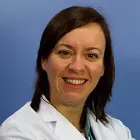 La imagen muestra a la Dra. Cristina Honorato Cía, una destacada especialista en Anestesiología en la Clínica Universidad de Navarra. La Dra. Honorato cuenta con una amplia experiencia en la administración de anestesia y en el control del dolor perioperatorio en pacientes de todas las edades y patologías.En la Clínica Universidad de Navarra, contamos con un equipo de anestesiólogos altamente capacitados y tecnología avanzada para garantizar la seguridad y el bienestar de nuestros pacientes durante todo el proceso quirúrgico. Nos enfocamos en proporcionar un servicio personalizado y de alta calidad a aquellos que confían en nosotros para el manejo de su salud.Si necesita más información sobre nuestros servicios de Anestesiología, no dude en ponerse en contacto con nosotros.