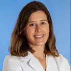 La Dra. Elisa Fernández Elías es una destacada especialista en Anestesiología en la Clínica Universidad de Navarra. Con amplia experiencia en el manejo del dolor perioperatorio y la administración de anestesia en pacientes de todas las edades y patologías, la Dra. Fernández Elías trabaja junto a un equipo altamente capacitado y con tecnología avanzada para garantizar la seguridad y el bienestar de nuestros pacientes durante todo el proceso quirúrgico.En la Clínica Universidad de Navarra, nos enfocamos en proporcionar un servicio personalizado y de alta calidad a aquellos que confían en nosotros para el manejo de su salud. Nuestros especialistas en Anestesiología tienen como objetivo principal controlar el dolor y la ansiedad de los pacientes durante los procedimientos quirúrgicos, así como garantizar que el paciente reciba una atención adecuada antes, durante y después de la cirugía.Si necesita más información sobre nuestros servicios de Anestesiología, no dude en ponerse en contacto con nosotros.
