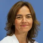 La imagen muestra a la Dra. María José Yepes Temiño, una destacada especialista en Anestesiología en la Clínica Universidad de Navarra. La Dra. Yepes cuenta con una amplia experiencia en la administración de anestesia y en el control del dolor perioperatorio en pacientes de todas las edades y patologías.En la Clínica Universidad de Navarra, contamos con un equipo de anestesiólogos altamente capacitados y tecnología avanzada para garantizar la seguridad y el bienestar de nuestros pacientes durante todo el proceso quirúrgico. Nos enfocamos en proporcionar un servicio personalizado y de alta calidad a aquellos que confían en nosotros para el manejo de su salud.Si necesita más información sobre nuestros servicios de Anestesiología, no dude en ponerse en contacto con nosotros.