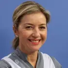 La imagen muestra a Isabel Moneo, enfermera del Área de Dolor en la Clínica Universidad de Navarra. Isabel Moneo cuenta con una amplia experiencia en el control del dolor perioperatorio en pacientes de todas las edades y patologías.En la Clínica Universidad de Navarra, contamos con un equipo de anestesiólogos altamente capacitados y tecnología avanzada para garantizar la seguridad y el bienestar de nuestros pacientes durante todo el proceso quirúrgico. Nos enfocamos en proporcionar un servicio personalizado y de alta calidad a aquellos que confían en nosotros para el manejo de su salud.Si necesita más información sobre nuestros servicios de Anestesiología, no dude en ponerse en contacto con nosotros.