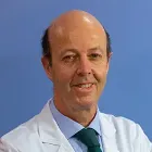 La imagen muestra al Dr. Felipe Prosper Cardoso, especialista en terapia celular de la Clínica Universidad de Navarra, con amplia experiencia en el campo.El Dr. Prosper es uno de los expertos líderes en el área de terapia celular en esta institución, reconocida por su trayectoria en investigación y aplicación de terapias innovadoras.Con una formación sólida en medicina regenerativa, el Dr. Prosper ha liderado investigaciones y aplicaciones clínicas de terapia celular para tratar diversas afecciones. Su experiencia ha sido reconocida a nivel internacional, y es un referente en la comunidad médica. Si busca un especialista de confianza en terapia celular, el Dr. Felipe Prosper Cardoso es la elección ideal.