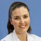 La imagen muestra a la Dra. Amaia Vilas Zornoza, especialista en terapia celular de la Clínica Universidad de Navarra, con amplia experiencia en el campo.La Dra. Vilas es una de las expertas del área de terapia celular en esta institución, reconocida por su trayectoria en investigación y aplicación de terapias innovadoras. Con una formación sólida en medicina regenerativa, la Dra. Vilas ha liderado investigaciones y aplicaciones clínicas de terapia celular para tratar diversas afecciones.Si busca una especialista de confianza en terapia celular, la Dra. Amaia Vilas Zornoza es la elección ideal.