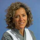 La imagen muestra a Aurora Simón Ricart, enfermera especialista en Cardiología de la Clínica Universidad de Navarra, con amplia experiencia en el campo. Auroa Simón es una profesional altamente capacitada y experimentada en la atención de pacientes con enfermedades cardiovasculares, ofreciendo un enfoque integral y personalizado en el cuidado de la salud cardiovascular.Su trayectoria profesional en la Clínica Universidad de Navarra la ha llevado a ser una referente en el manejo de patologías cardiacas, siendo reconocida por su excelencia y calidad en la atención médica. Su compromiso con el bienestar del paciente es evidente en su enfoque centrado en la atención personalizada y en la innovación en el manejo de las patologías cardíacas.En la Clínica Universidad de Navarra, contamos con un equipo de especialistas en Cardiología y tecnología de última generación en el área de la salud cardiovascular, para ofrecer atención médica excepcional a nuestros pacientes. Estamos comprometidos en proporcionar el más alto nivel de cuidado y servicio a aquellos que confían en nosotros para el manejo de su salud.Para obtener más información sobre nuestros servicios en Cardiología, no dude en ponerse en contacto con nosotros.