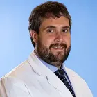 La imagen muestra al Dr. Aitor Hernández Hernández, especialista en Cardiología de la Clínica Universidad de Navarra, con amplia experiencia en el campo. El Dr. Hernández es un profesional altamente capacitado y experimentado en el diagnóstico y tratamiento de enfermedades cardiovasculares, siendo un referente en el área de la salud cardiovascular.Su enfoque en la atención personalizada y en la innovación en el manejo de las patologías cardíacas lo hacen destacar en el campo de la Cardiología. Además, su trayectoria profesional ha sido reconocida a nivel nacional e internacional, demostrando su compromiso con la excelencia y la calidad en la atención médica.En la Clínica Universidad de Navarra, contamos con un equipo de especialistas en Cardiología y tecnología de última generación en el área de la salud cardiovascular, para ofrecer atención médica excepcional a nuestros pacientes. Estamos comprometidos en proporcionar el más alto nivel de cuidado y servicio a aquellos que confían en nosotros para el manejo de su salud.Para obtener más información sobre nuestros servicios en Cardiología, no dude en ponerse en contacto con nosotros.