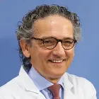 La imagen muestra al Dr. Óscar Beloqui, especialista en Chequeos Médicos de la Clínica Universidad de Navarra, con amplia experiencia en el campo. El Dr. Beloqui es un profesional altamente capacitado y experimentado en la realización de chequeos médicos exhaustivos para la detección temprana de enfermedades.Su enfoque en la atención personalizada y en la prevención de enfermedades lo hacen destacar en el campo de los chequeos médicos. Además, su trayectoria profesional ha sido reconocida a nivel nacional e internacional, demostrando su compromiso con la excelencia y la calidad en la atención médica.En la Clínica Universidad de Navarra, contamos con un equipo de especialistas en chequeos médicos y tecnología de última generación para ofrecer chequeos médicos personalizados y completos a nuestros pacientes. Estamos comprometidos en proporcionar el más alto nivel de cuidado y servicio a aquellos que confían en nosotros para el manejo de su salud.Para obtener más información sobre nuestros servicios en chequeos médicos, no dude en ponerse en contacto con nosotros.