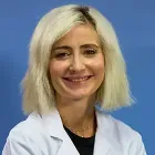 La imagen muestra a la Dra. Rebeca Manrique Antón, especialista en Cirugía Cardiaca de la Clínica Universidad de Navarra, con amplia experiencia en el campo. La Dra. Manrique es una profesional altamente capacitada y experimentada en el diagnóstico y tratamiento de enfermedades cardiovasculares complejas, y en la realización de cirugías cardíacas de alta complejidad.Su enfoque en la atención personalizada y en el uso de técnicas quirúrgicas avanzadas la hacen destacar en el campo de la cirugía cardíaca.En la Clínica Universidad de Navarra, contamos con un equipo de especialistas en cirugía cardíaca y tecnología de última generación para ofrecer una amplia variedad de opciones de tratamiento a nuestros pacientes. Estamos comprometidos en proporcionar el más alto nivel de cuidado y servicio a aquellos que confían en nosotros para el manejo de su salud cardiovascular.Para obtener más información sobre nuestros servicios en cirugía cardíaca, no dude en ponerse en contacto con nosotros.